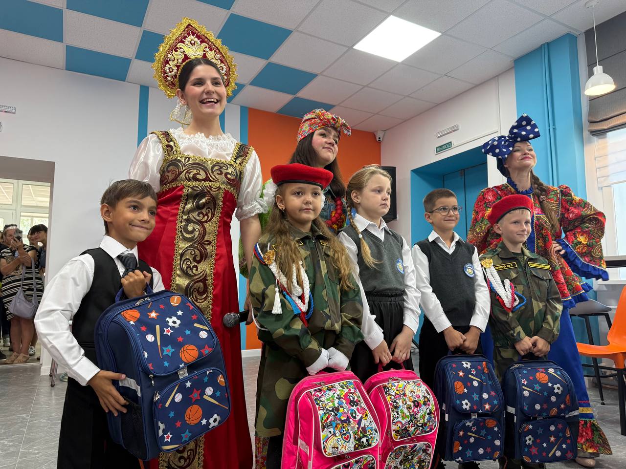 В школе №3 Белогорска открыли школьное кафе и вручили губернаторские портфели