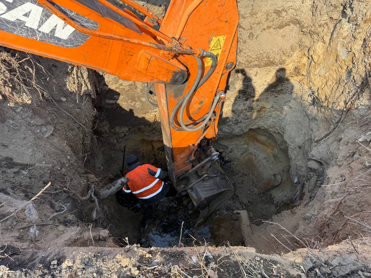 Канализационный коллектор в районе «Рембазы» обновляет Водоканал Белогорска 